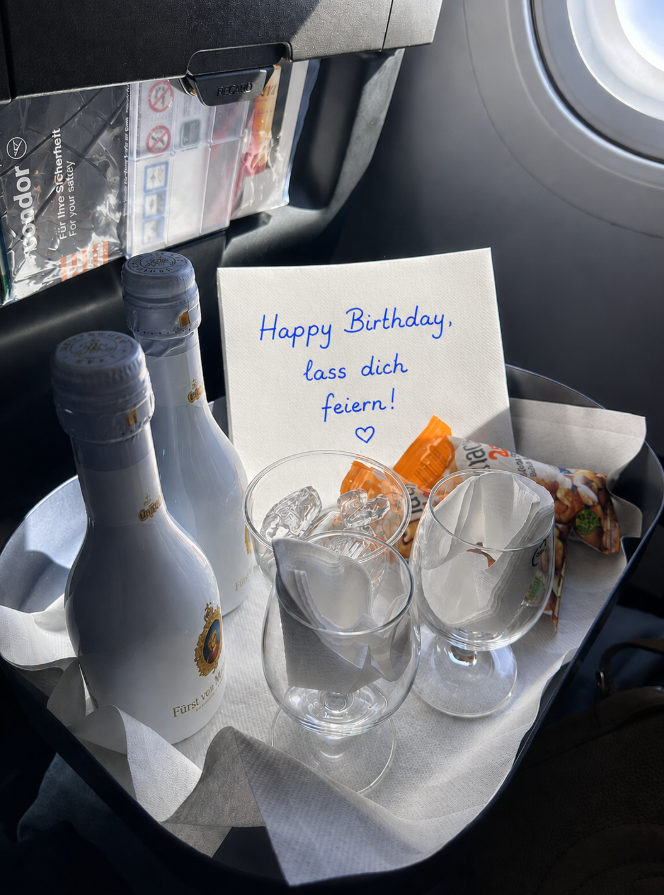 Birthday surprise with sparkling wine, snacks and a handwritten card.